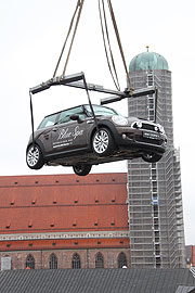 Am Kran hochgezogen auf die Terrasse wurde eine MINI Cooper S 50 Jahre Edition Limousine(Foto. Martin Schmitz)